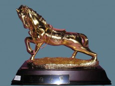 лошадь статуя золото